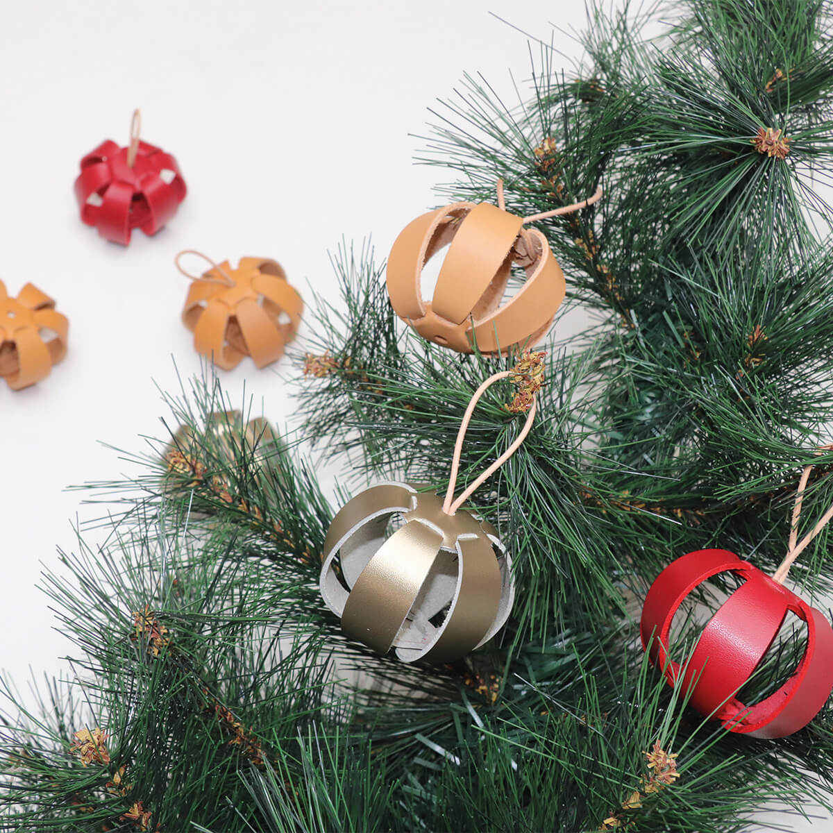 Kit DIY - Boule de noël en cuir à assembler - ARGENT - Image 3