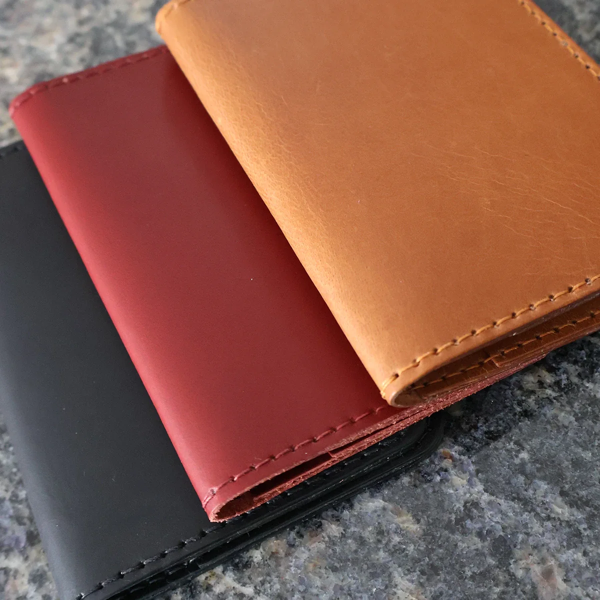 Kit DIY - Porte-passeport en cuir de croupon tannage végétal - CARMIN - Image 5